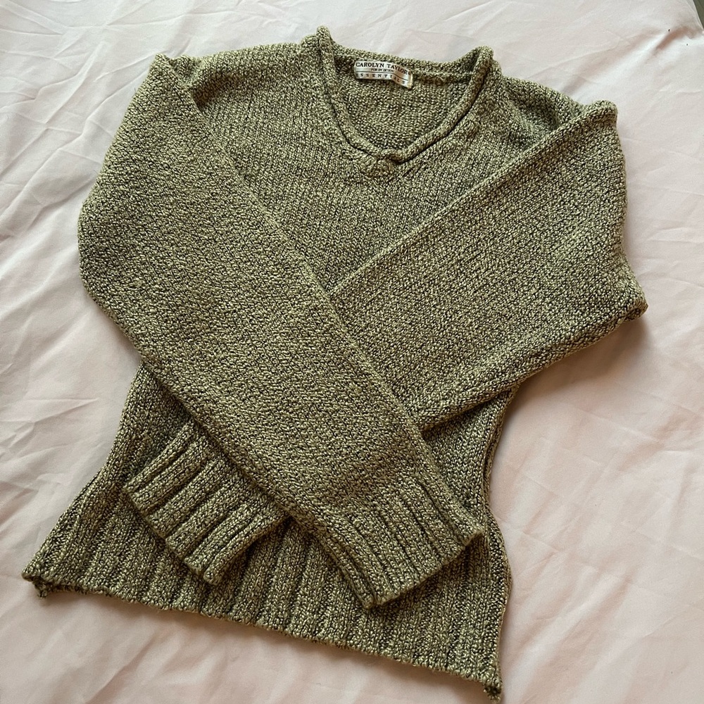 Carolyn Taylor fitted green sweater 💚